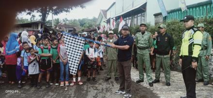 BAPAK KEPALA DESA DAN BAPAK BABINKAMTIBMAS DESA SUKOKIDUL TURUT SERTA DALAM JALAN SEHAT